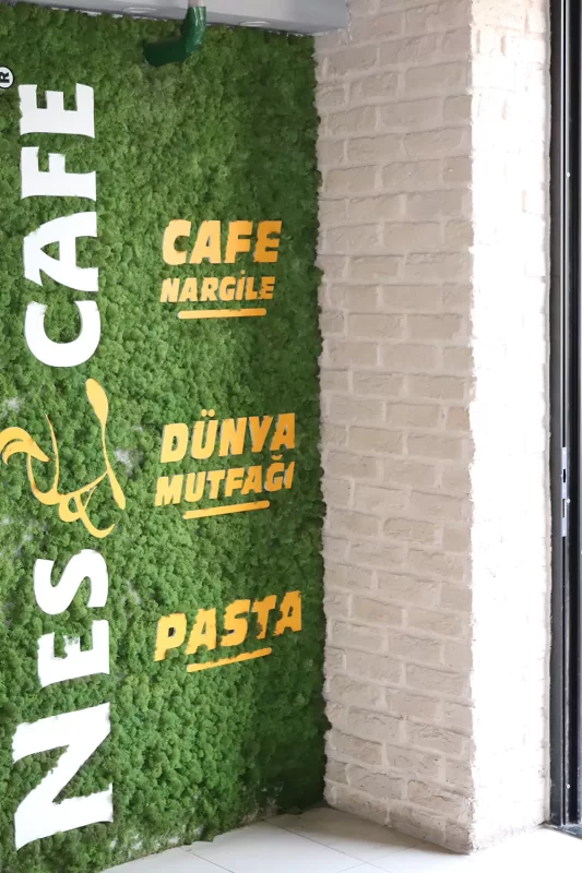 Dış mekânda beyaz dekoratif tuğla uygulaması