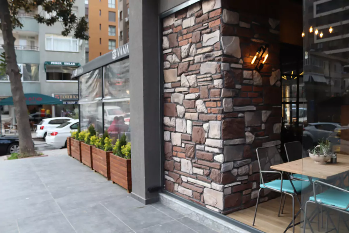 Kafe dış mekânında dekoratif taş uygulaması