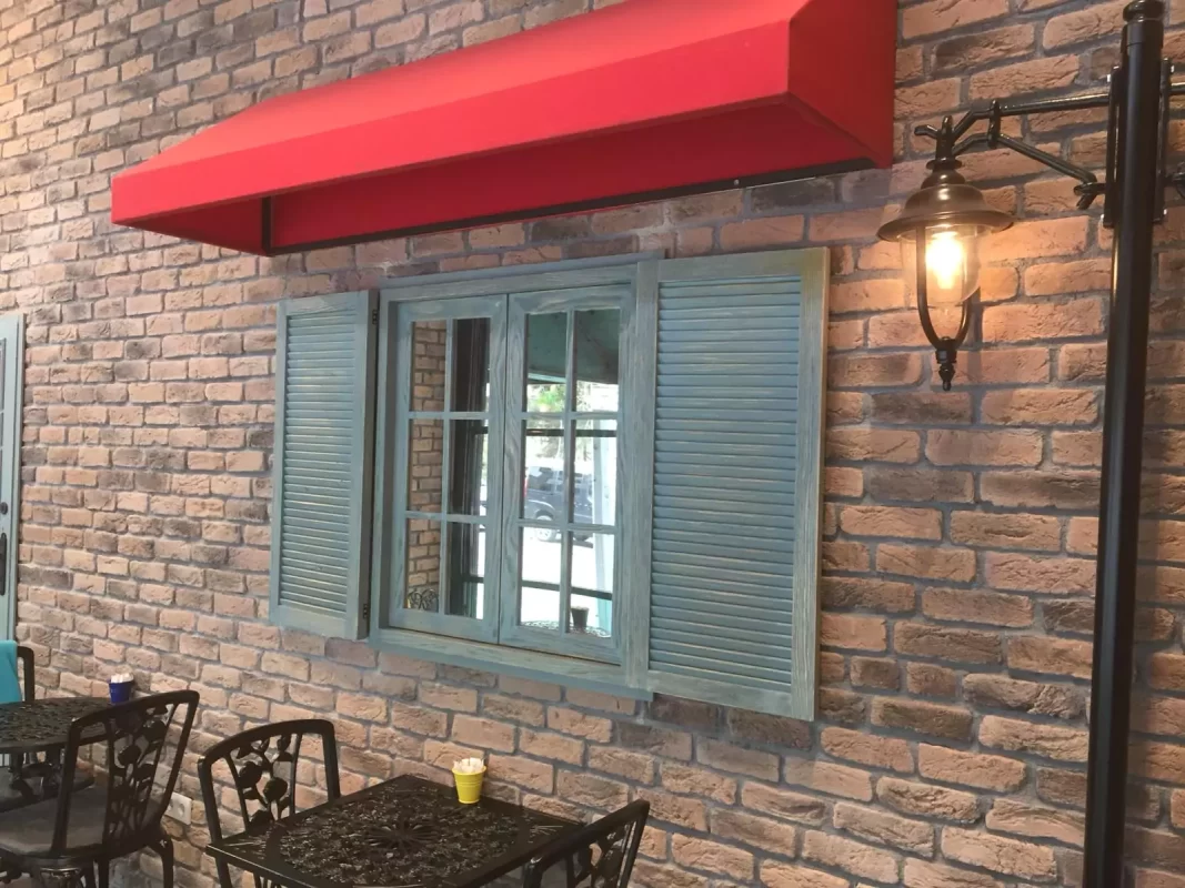 Dış mekânda kafe duvarında dekoratif tuğla uygulaması