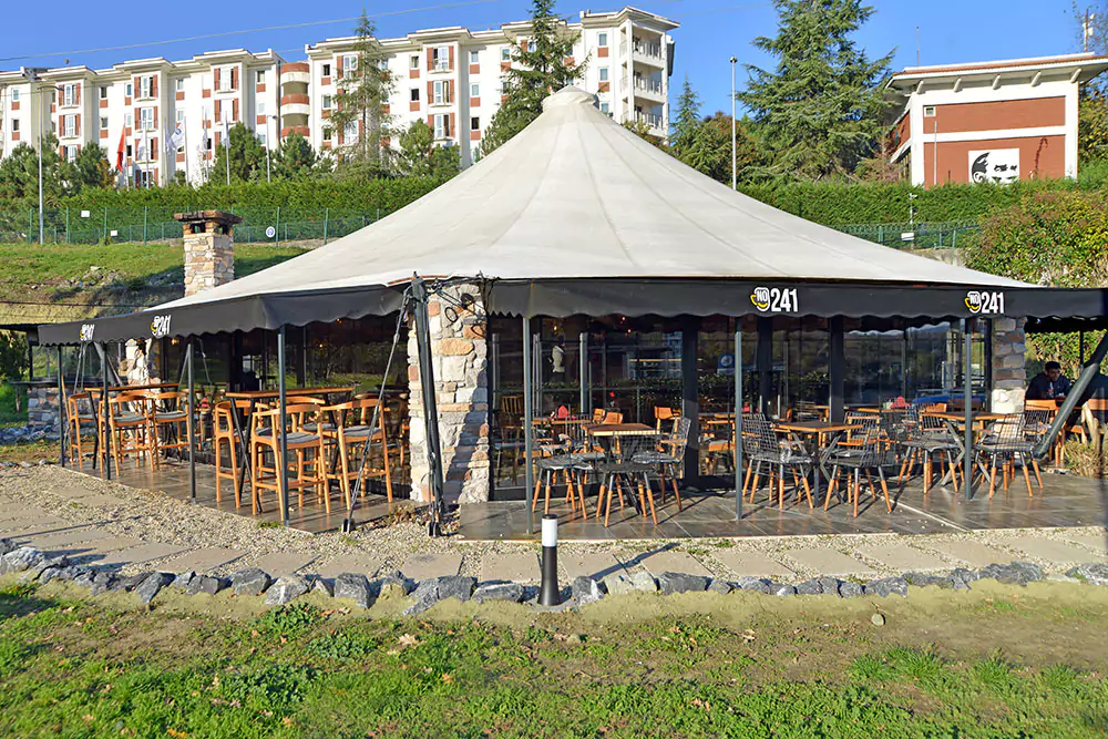 Dış mekânda kafe taş kaplama uygulaması