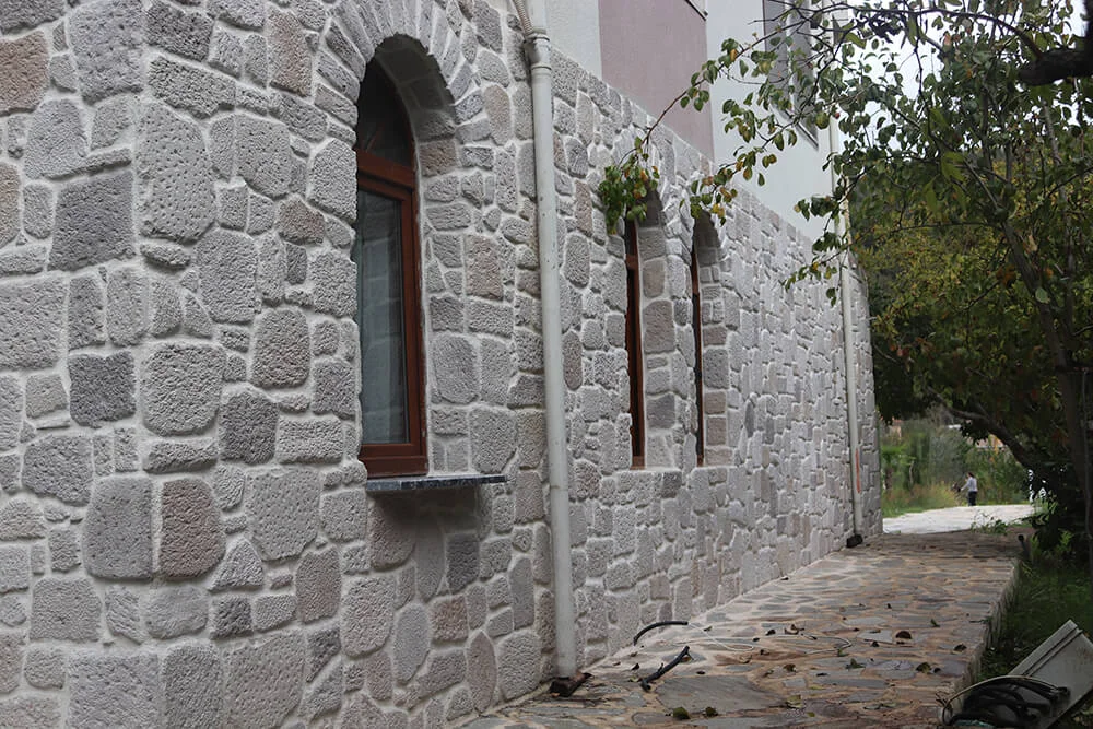 Dış cephede dekoratif taş kaplama uygulaması
