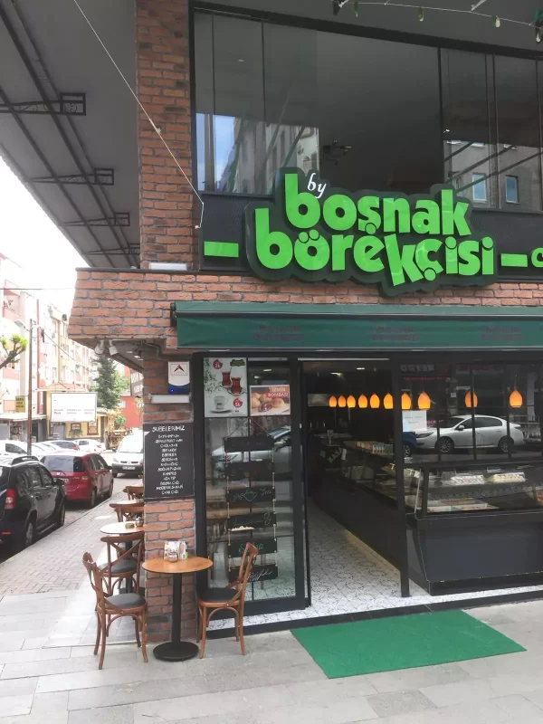 Kafe dış duvarında tuğla dekorasyonu