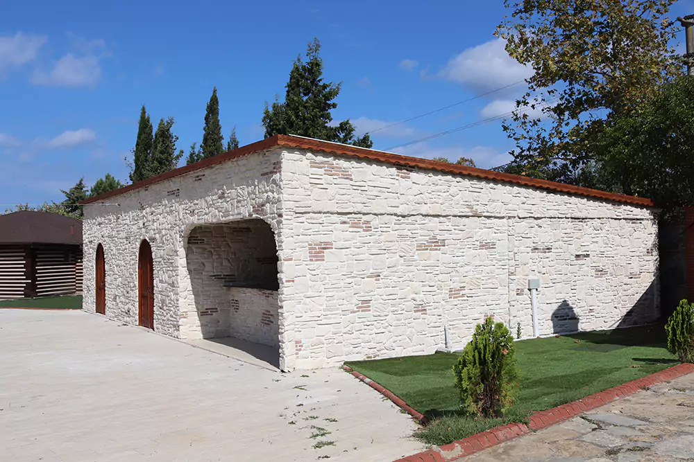 Dış mekânda beyaz dekoratif taş uygulaması