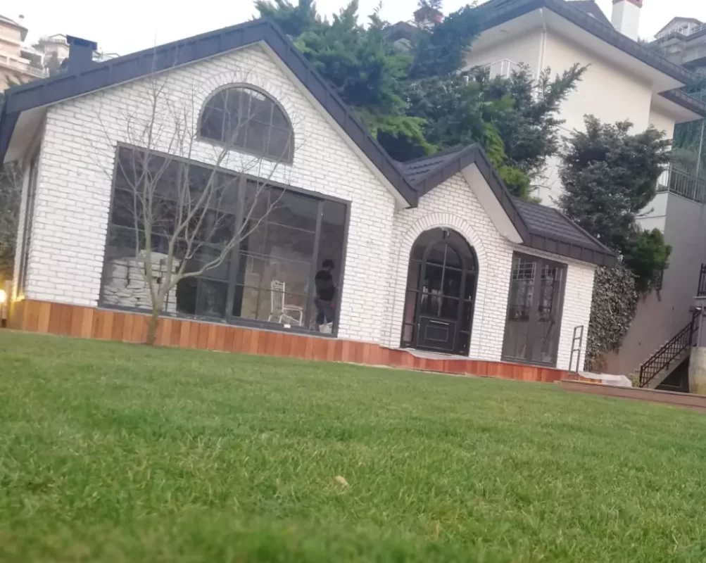 Dış mekânda beyaz tuğla kaplama uygulaması