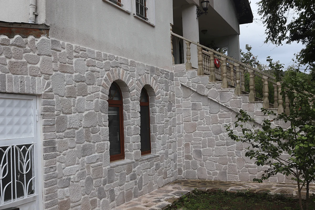 Dış mekânda duvar taşı uygulaması