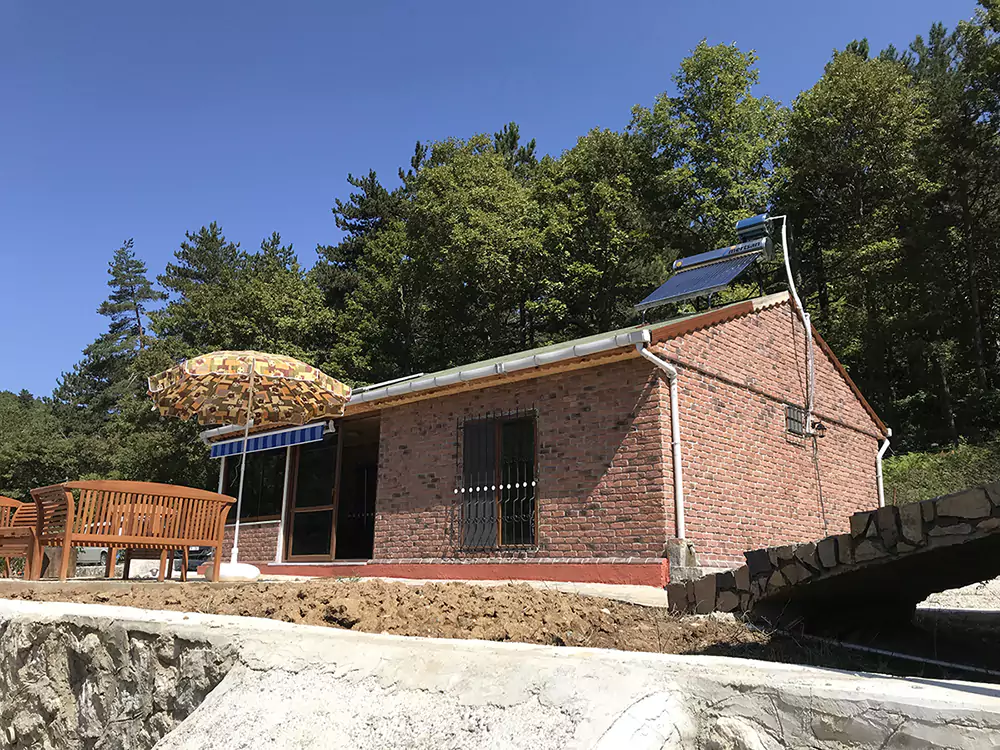Dış mekânda köy evi tuğla kaplama uygulaması