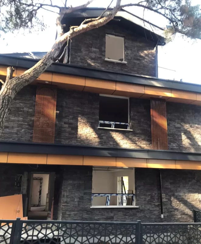 Dış mekânda siyah dekoratif taş kaplama uygulaması