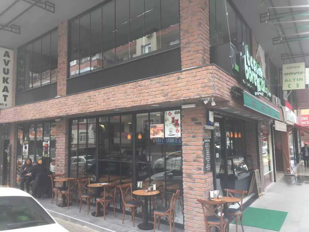 Dış mekânda tuğla kaplama uygulaması