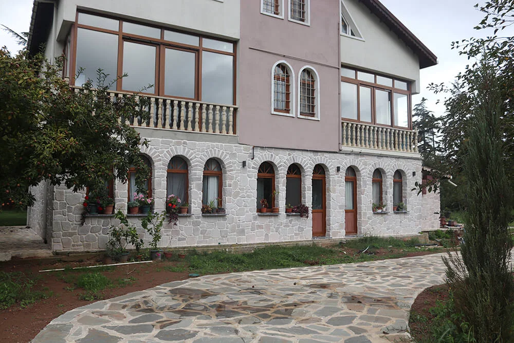Dış mekânda uygun fiyatlı kültür taşı uygulaması