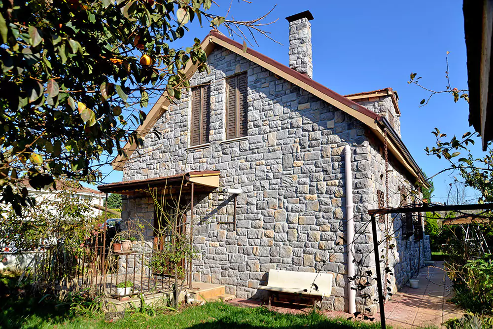Dış mekânda villa taş kaplama uygulaması