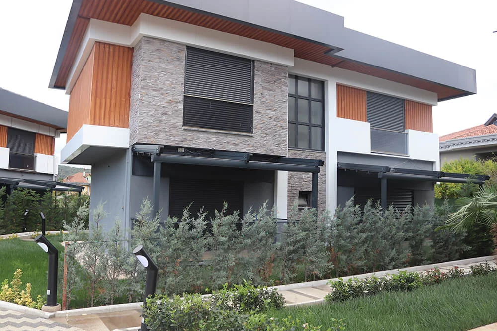 Dış mekânda villa duvarında taş kaplama uygulaması