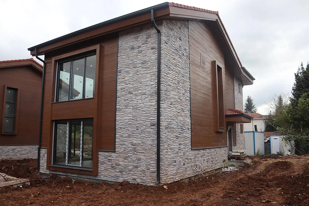 Dış mekânda villa projesi dekoratif taş kaplama uygulaması