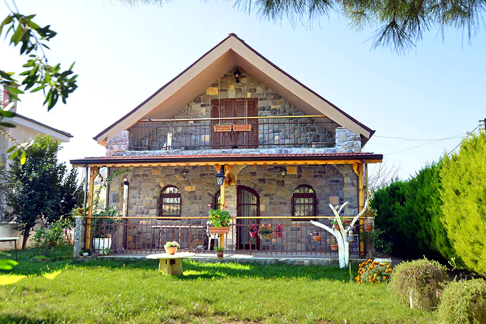Dış mekânda villa taş kaplama uygulaması — 2. uygulama örneği