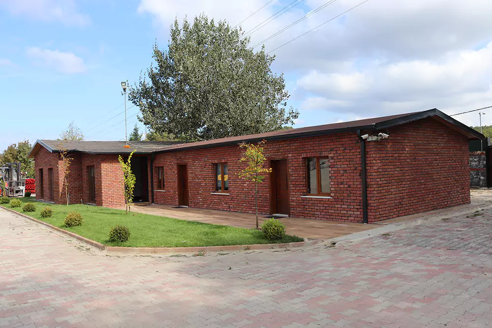 Kahve mekânının dış bölümünde tuğla kaplama uygulaması