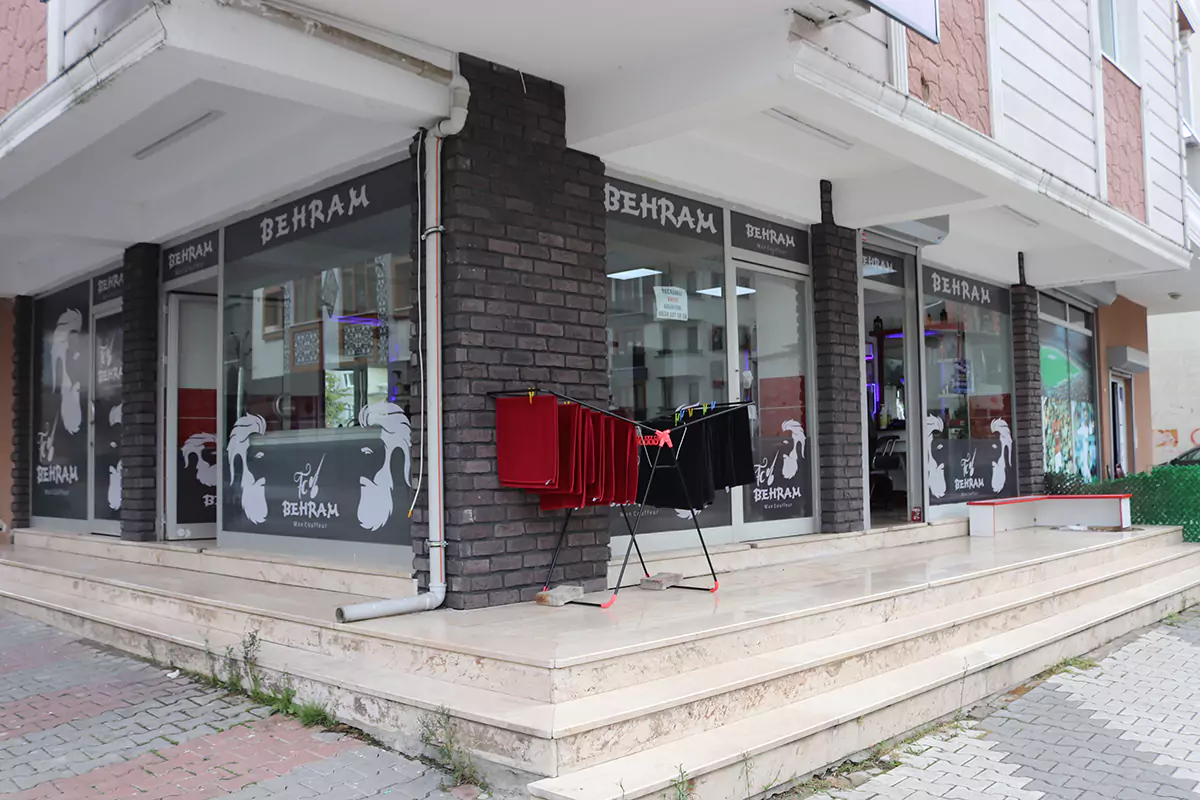 Dış mekânda kuaför salonu dekoratif tuğla kaplama uygulaması