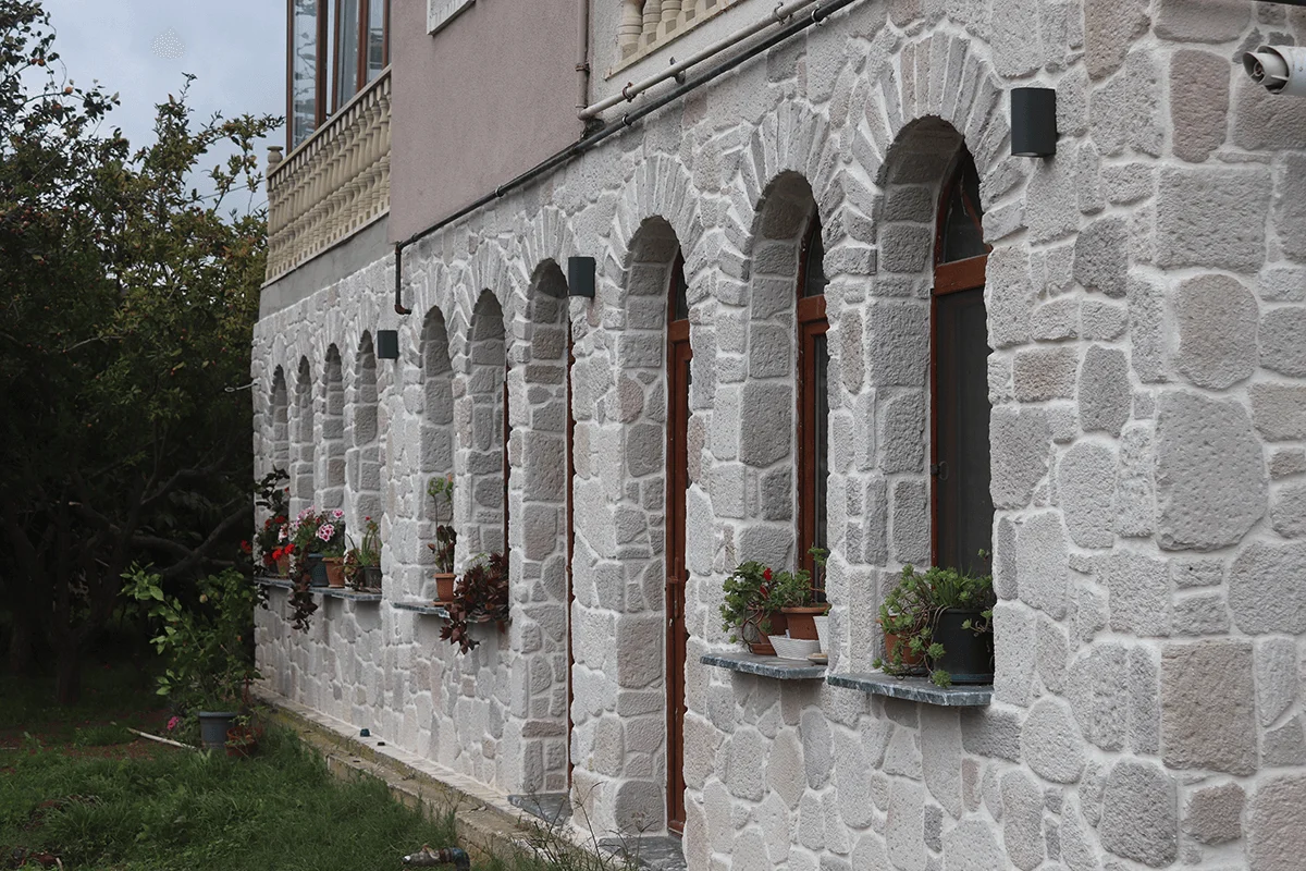 Dış mekânda modern dekoratif kaplama uygulaması