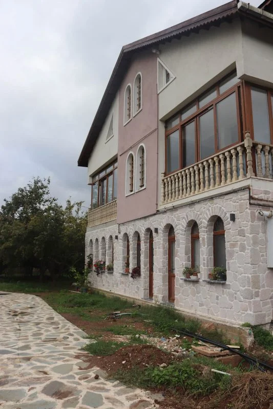 Dış mekânda modern taş kaplama uygulaması