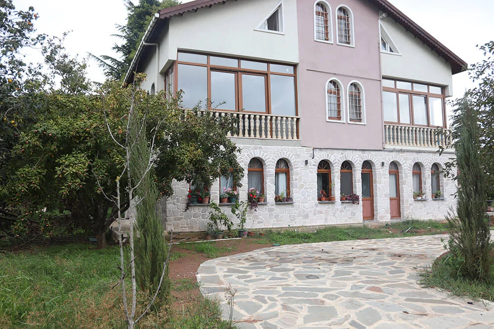 Dış mekânda uygun fiyatlı dekoratif kültür taşı uygulaması