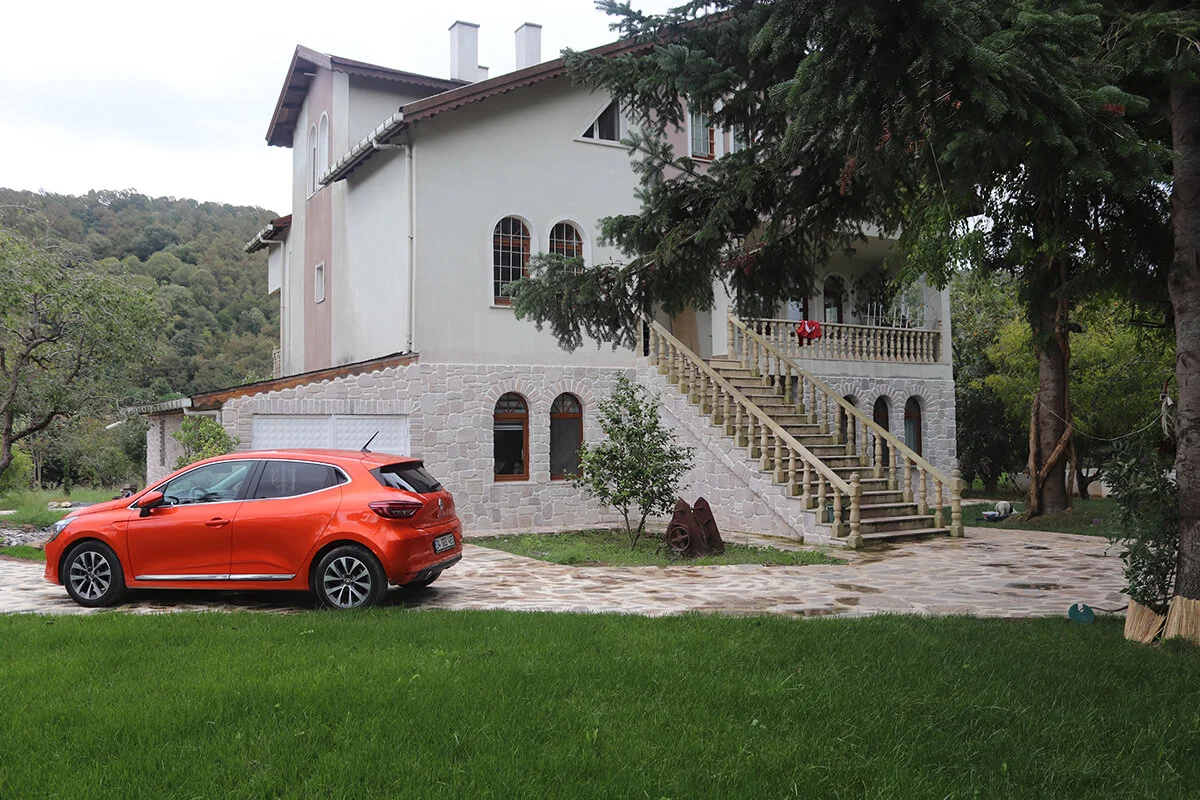 Dış mekânda villa dekoratif taş duvar uygulaması