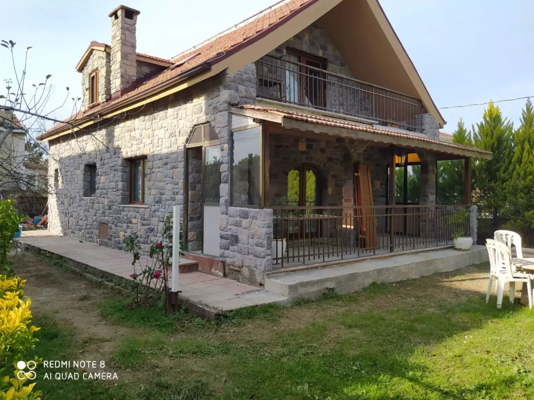 Dış mekânda villa dekoratif taş kaplama uygulaması — 3. uygulama örneği
