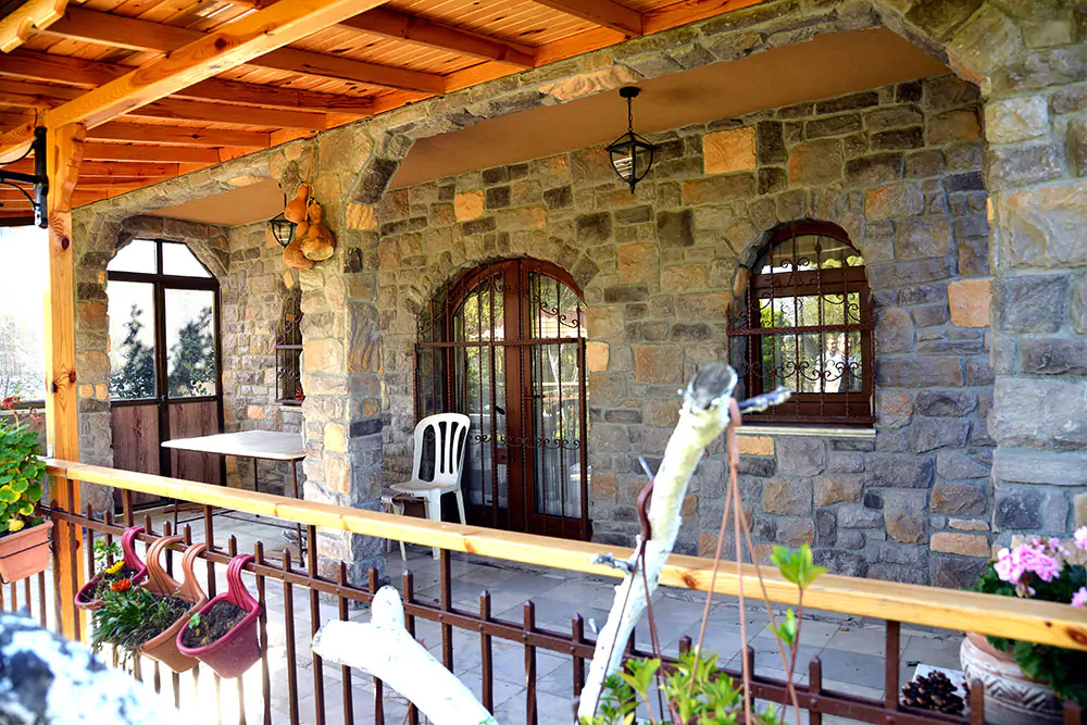 Dış mekânda villa taş kaplama uygulaması — 4. uygulama örneği