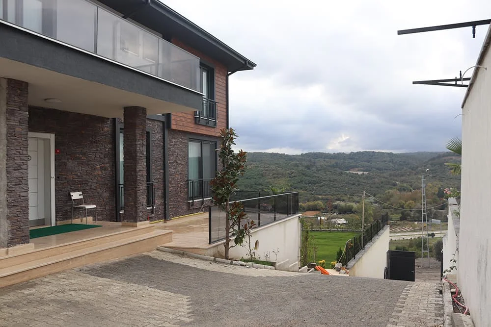 Dış mekânda villa uygun fiyatlı kültür taşı uygulaması