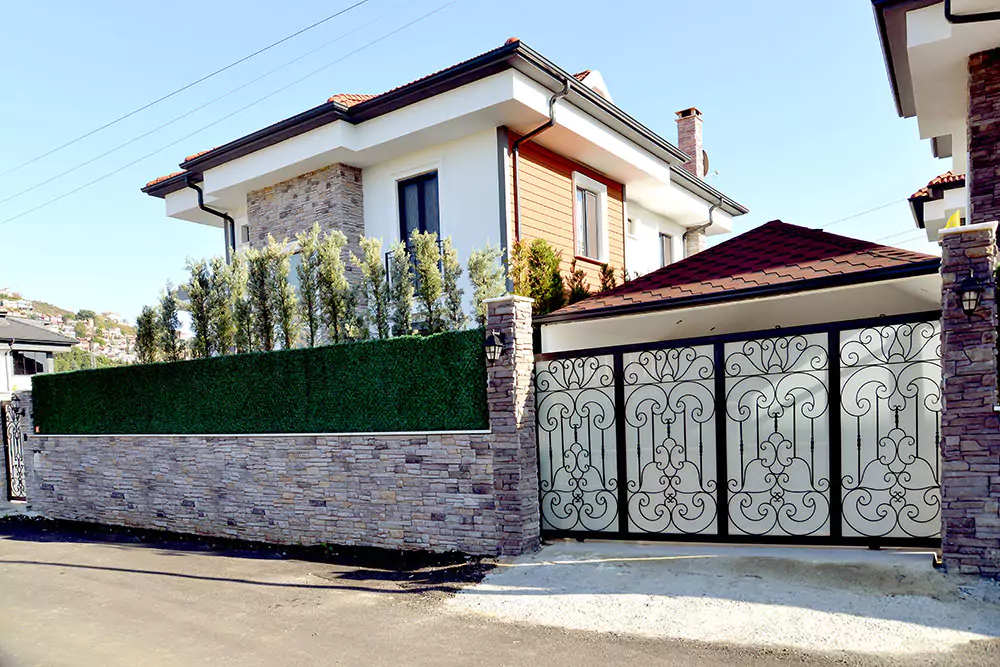 Dış mekânda bahçe duvarında taş uygulaması