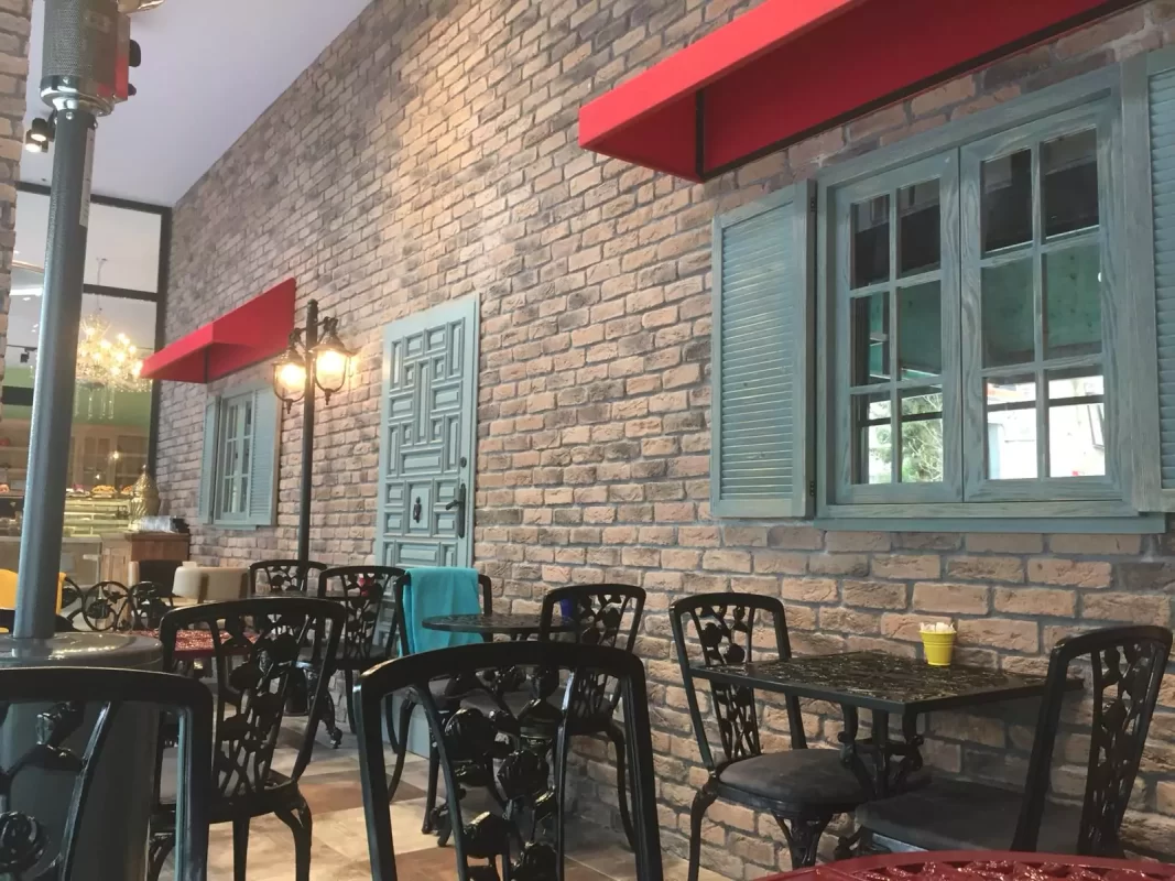 Kafe iç mekânında dekoratif tuğla uygulaması