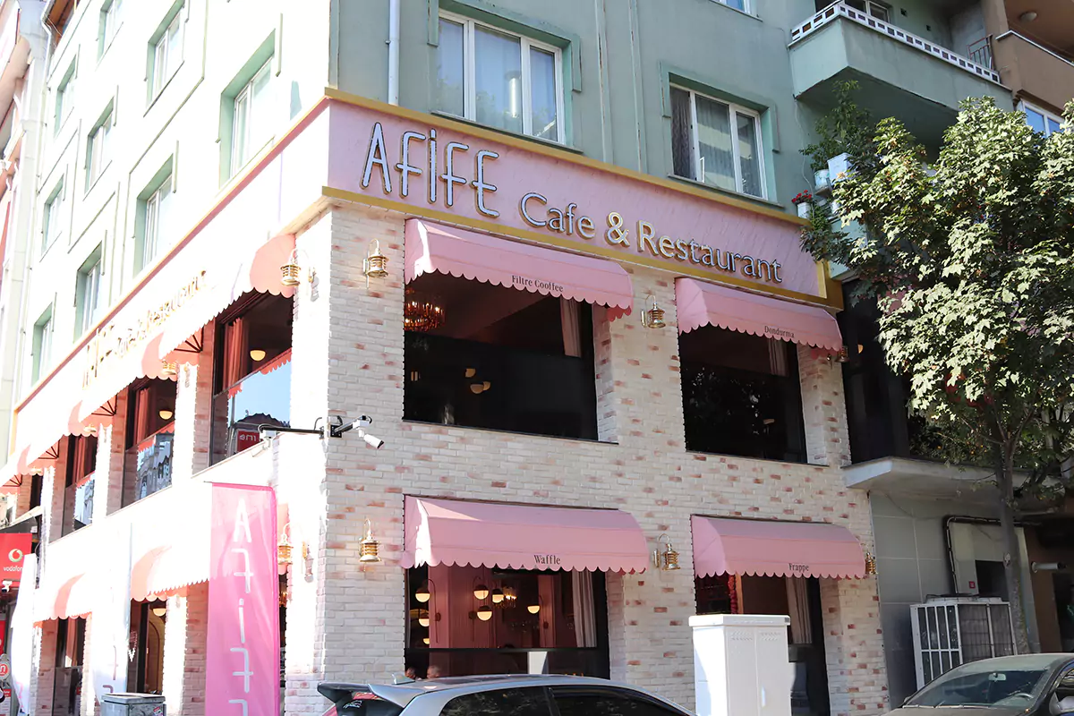 Kafe iç mekân duvarında taş dekorasyonu