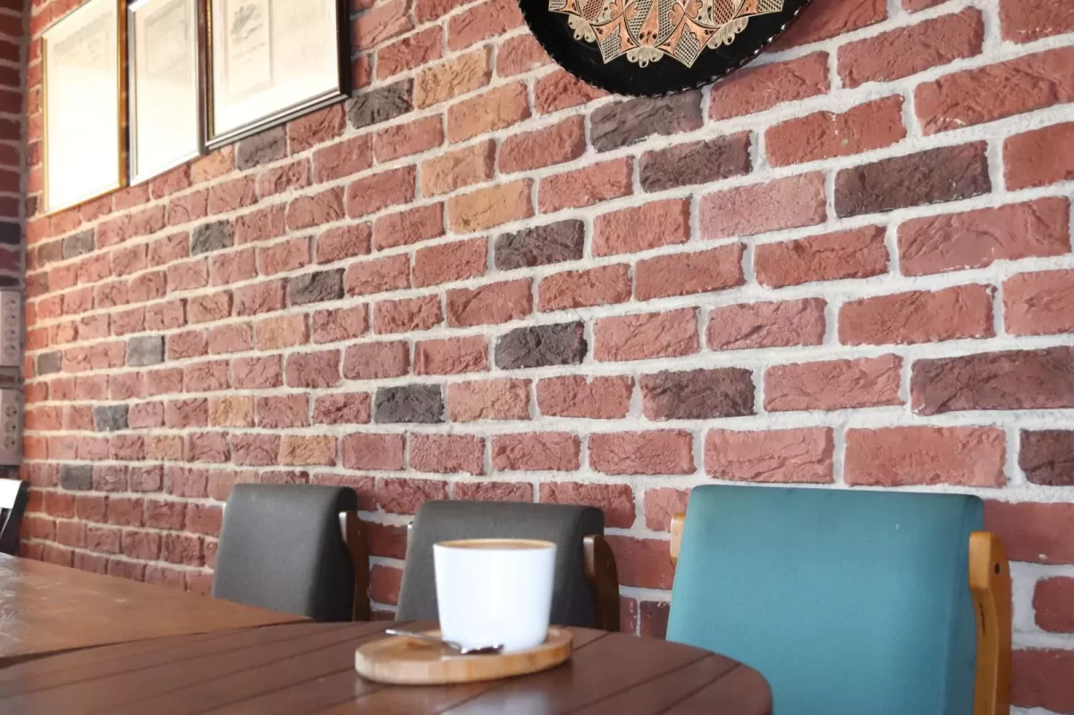 Kafe iç mekân duvarında tuğla kaplama uygulaması