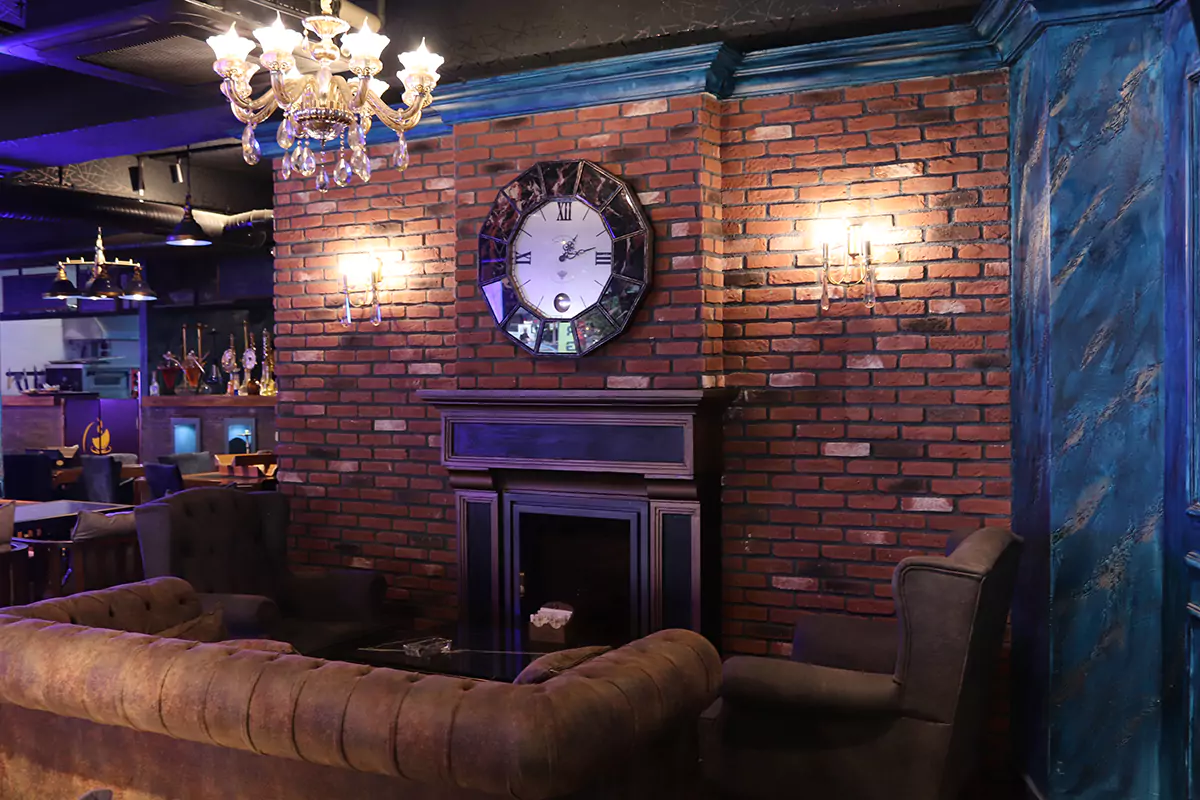 Estetik kafe iç duvarında tuğla kaplama uygulaması