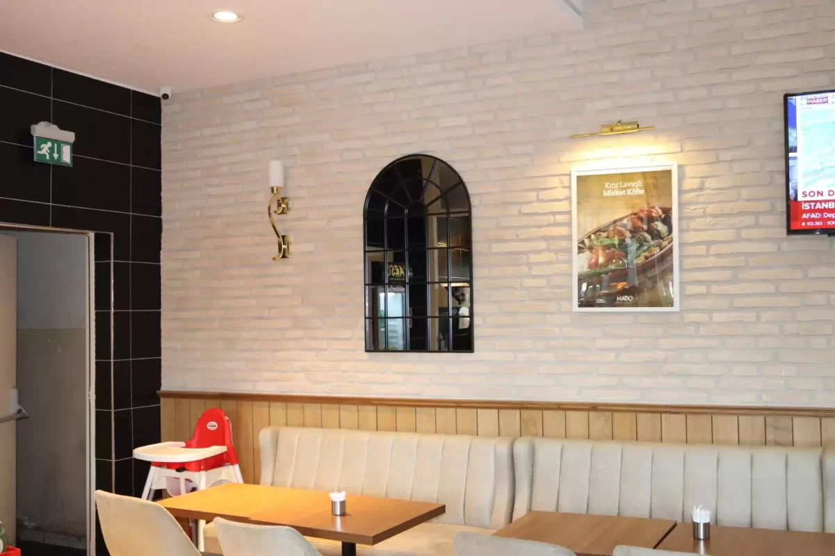Kafe iç mekânında beyaz dekoratif tuğla kaplama uygulaması