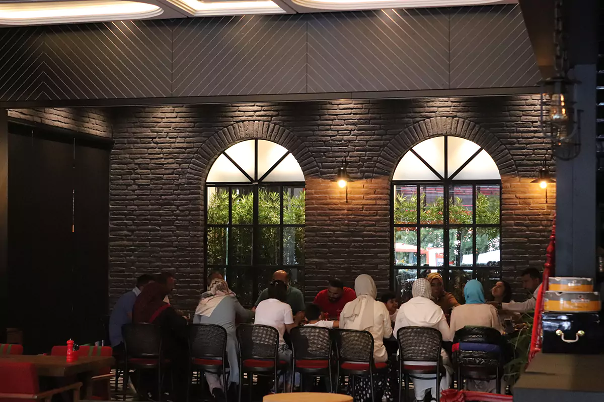 İç mekânda restoran taş kaplama uygulaması