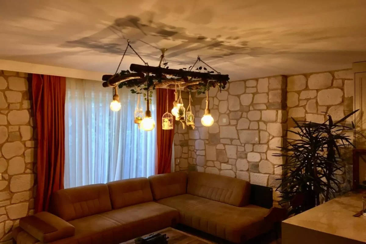 İç mekânda salon dekoratif taş uygulaması