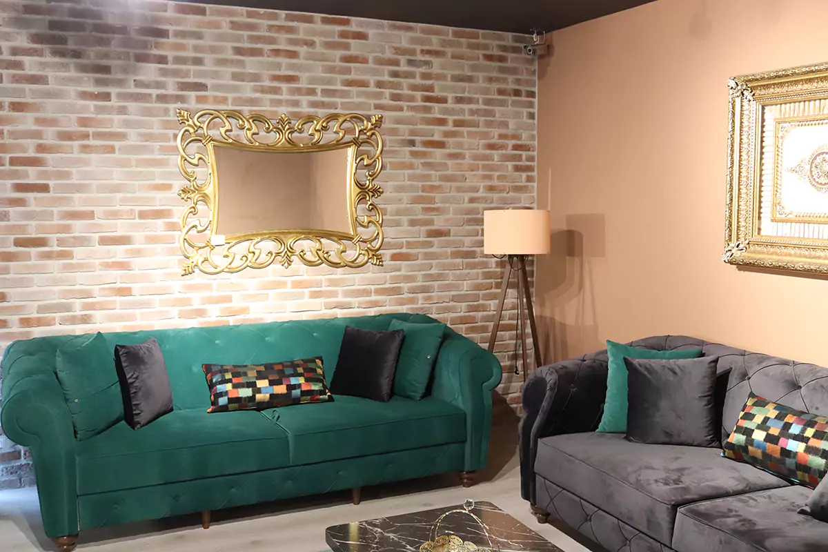 İç mekânda salon dekoratif tuğla kaplama uygulaması