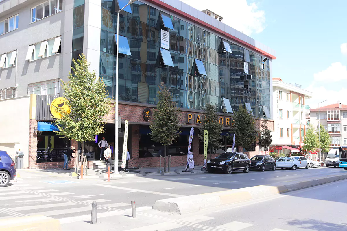 İç mekânda mimari kafe tasarımında tuğla kaplama uygulaması