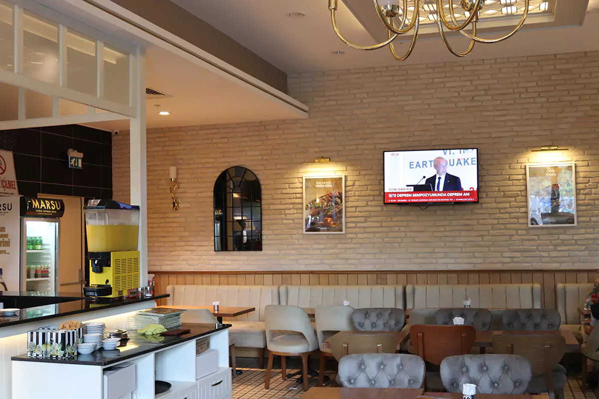 İç mekânda modern kafe dekorasyonunda tuğla modelleri