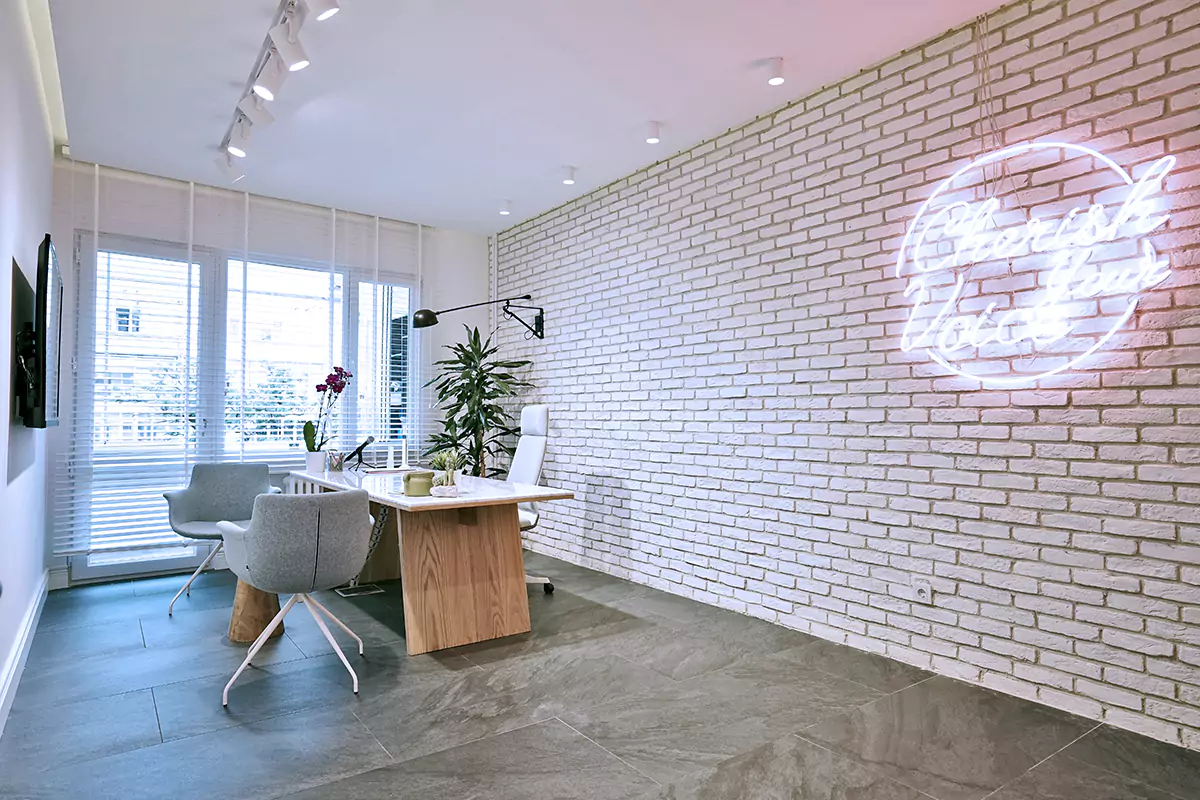 İç mekânda ofis beyaz tuğla kaplama uygulaması