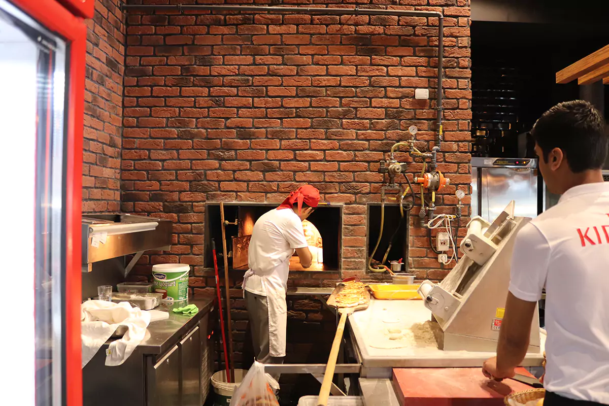 İç mekânda pide lahmacun fırını dekoratif tuğla kaplama uygulaması