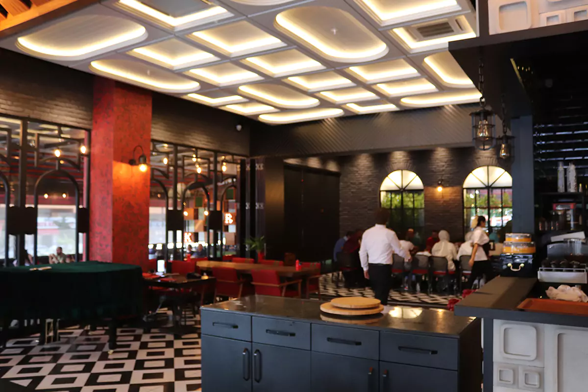 İç mekânda restoran dekoratif siyah tuğla kaplama uygulaması
