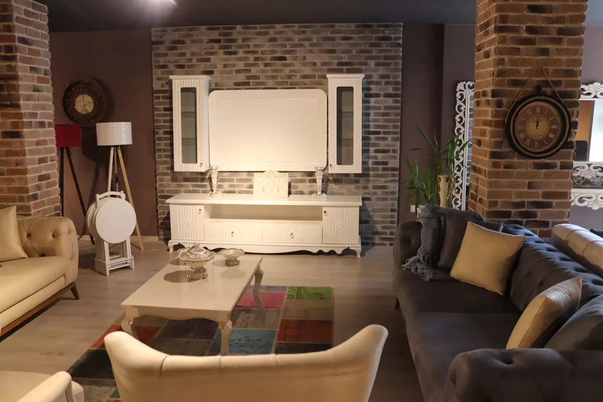 İç mekânda TV arkası dekoratif tuğla duvar uygulaması