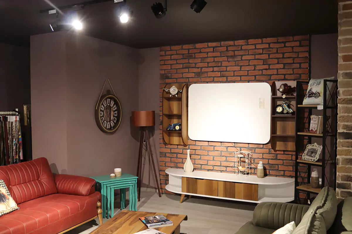 İç mekânda TV arkası dekoratif tuğla kaplama uygulaması
