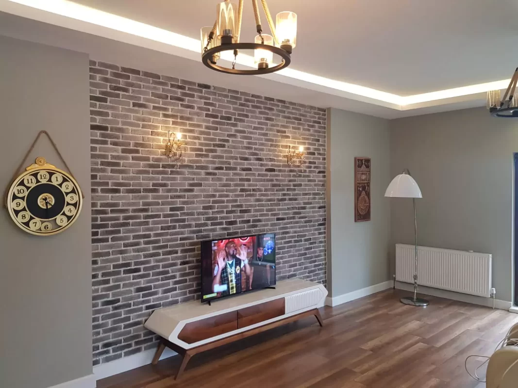 İç mekânda TV arkası dekoratif tuğla modelleri